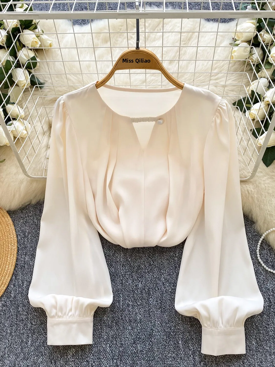 

Ele Hollow out Beaded round Ne Long Sve Satin irt Women's Loose Versatile Base Layer Top Korean Sle Commute Wind