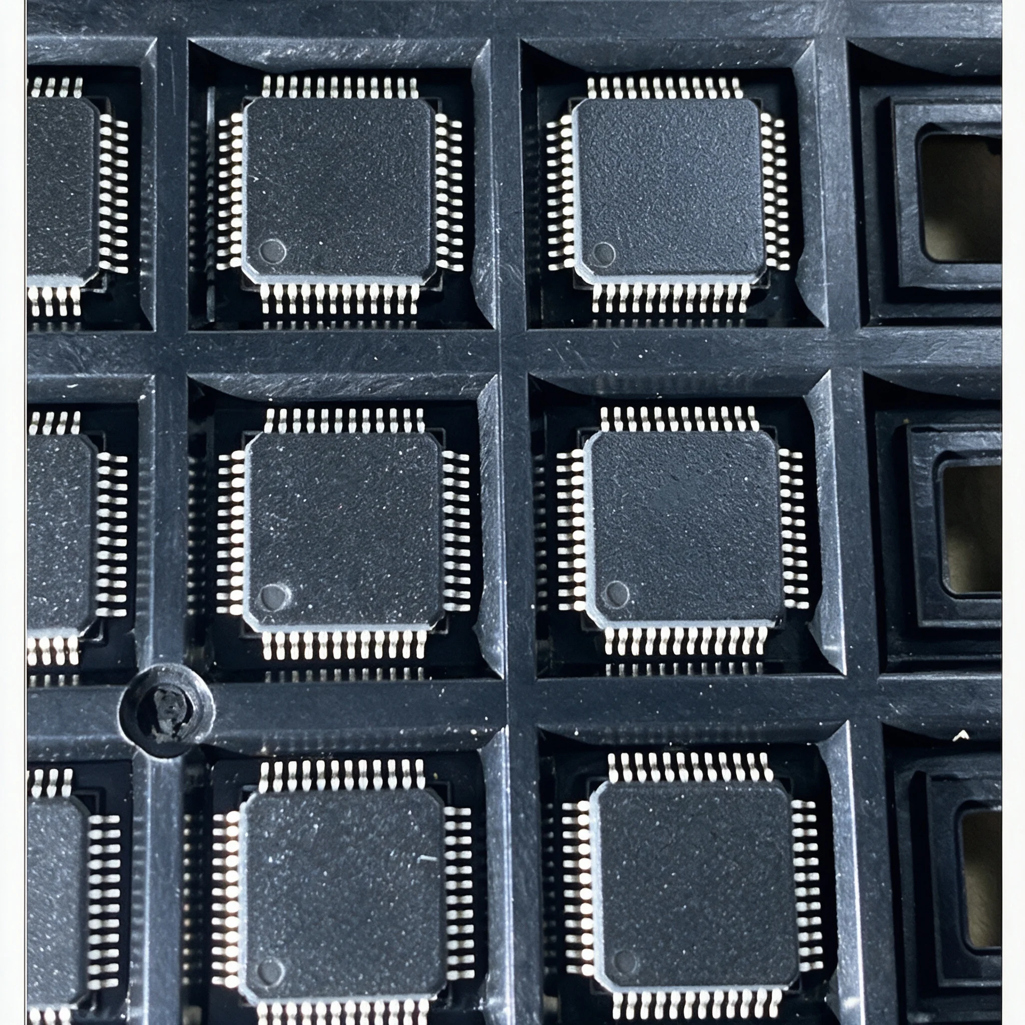 5piece SC9682AE SC16C752BIB48 QFP48