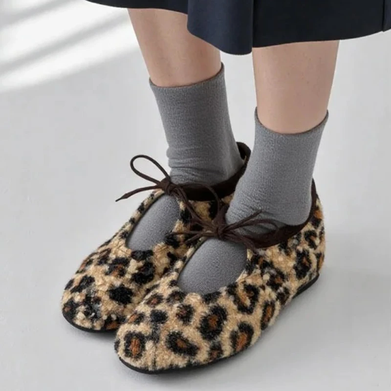 

Осенне-зимние короткие плюшевые туфли на плоской подошве со шнуровкой, женская удобная теплая повседневная обувь с леопардовым принтом, женские нескользящие лоферы с круглым носком