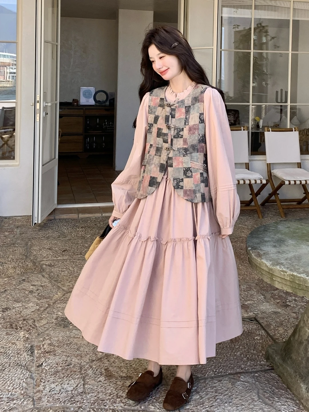 

Нежно-розовый комплект с рюшами: женский костюм-двойка с жилетом в стиле колор-блок, весна-осень 2026, модный повседневный наряд