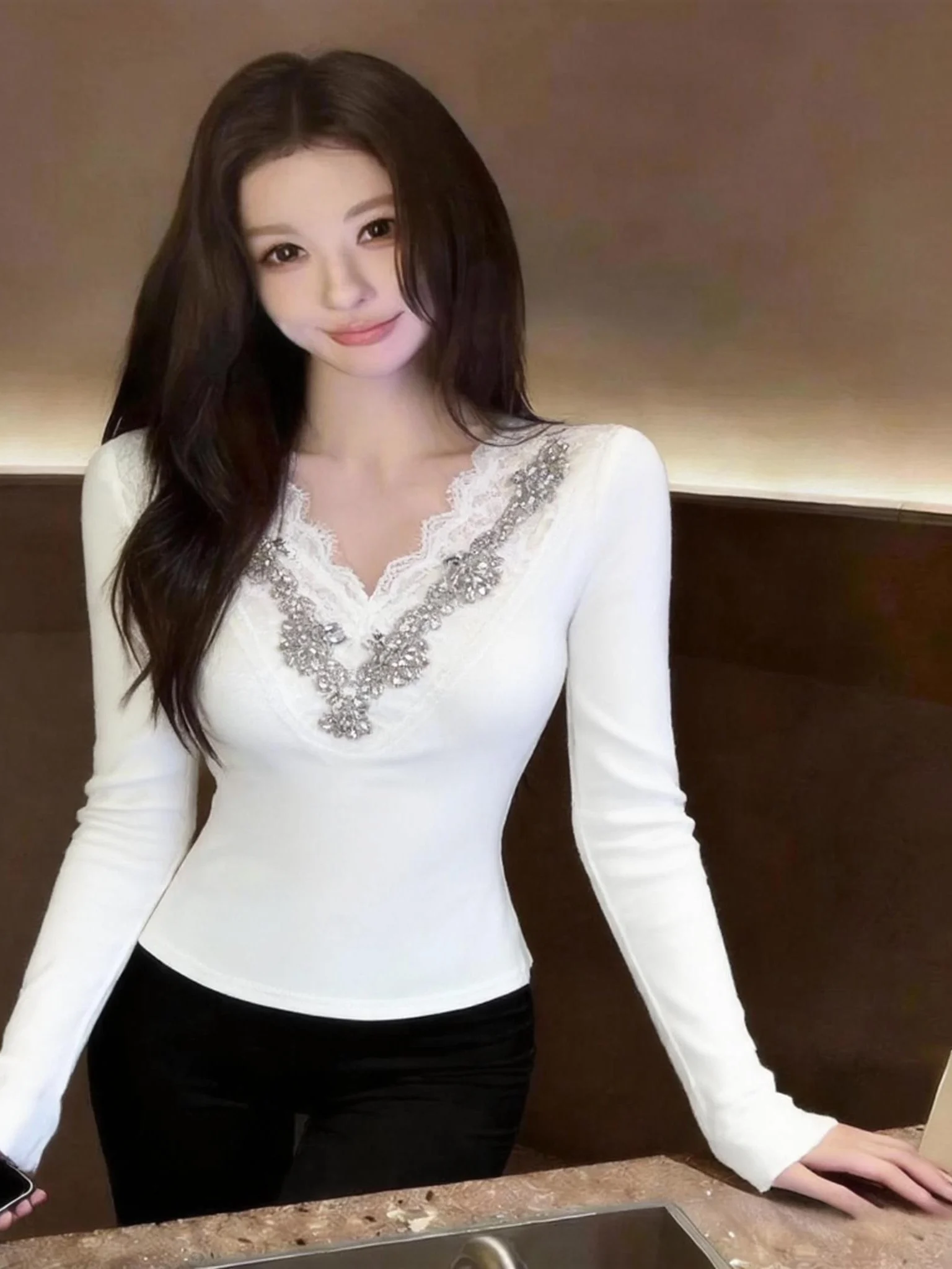 

Элегантная женская базовая блузка с V-образным вырезом, тяжелой вышивкой, кружевом и стразами, с длинными рукавами, приталенного кроя, в сексуальном пикантном стиле, бренд Nicole Rose, полиэстер.