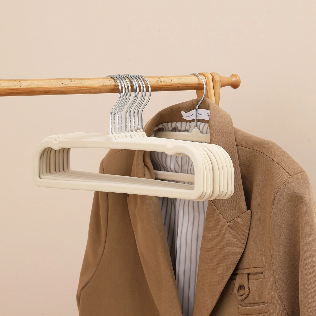 10/20Pcs Square Velvet Hangers, New Thickened Durable Velvet Hangers for Clothes and Pants, Non-Slip, Non-Bulging, Suitable for Home and Dormitory