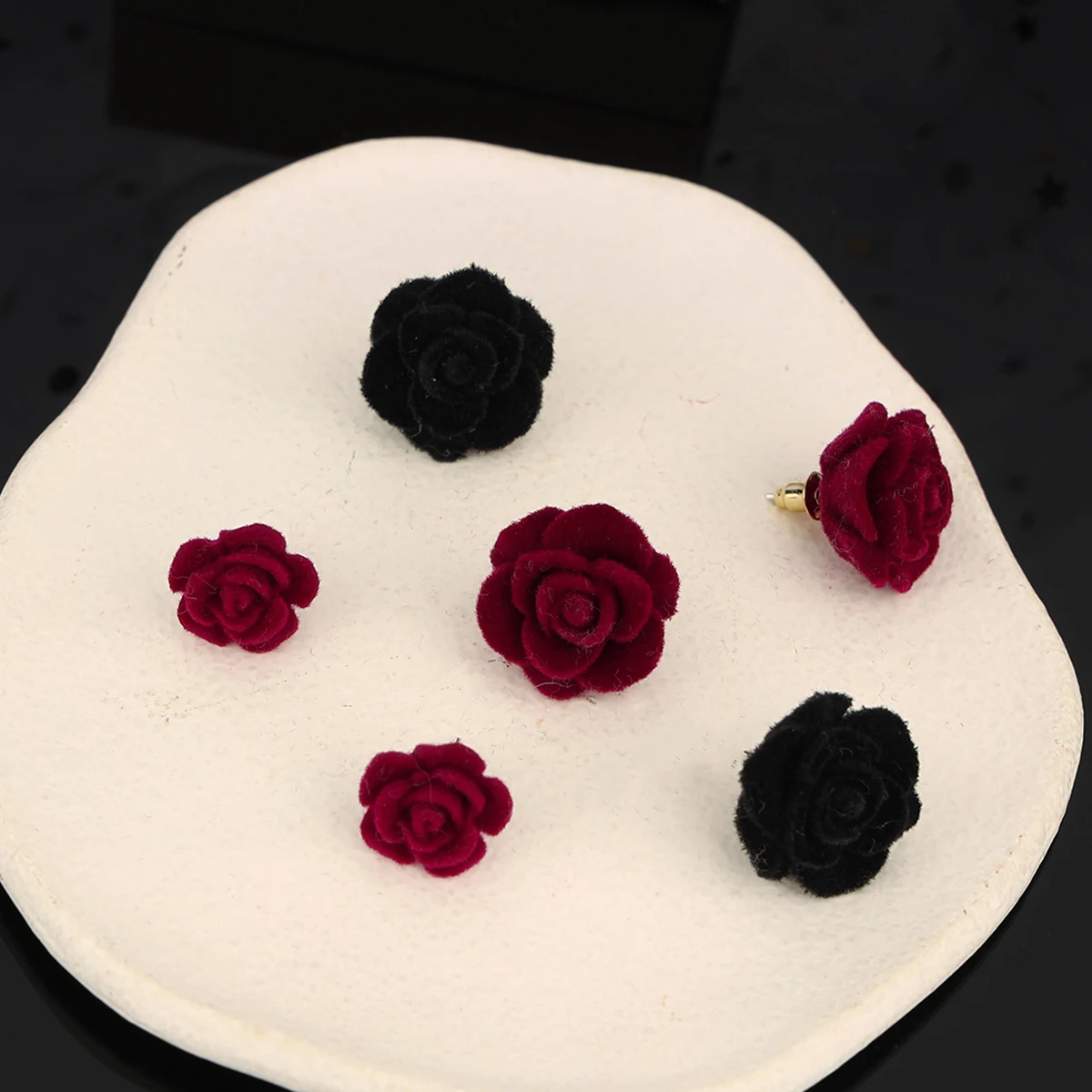 Fashionable, minimalist, and personalized red velvet flower earrings and earrings gift