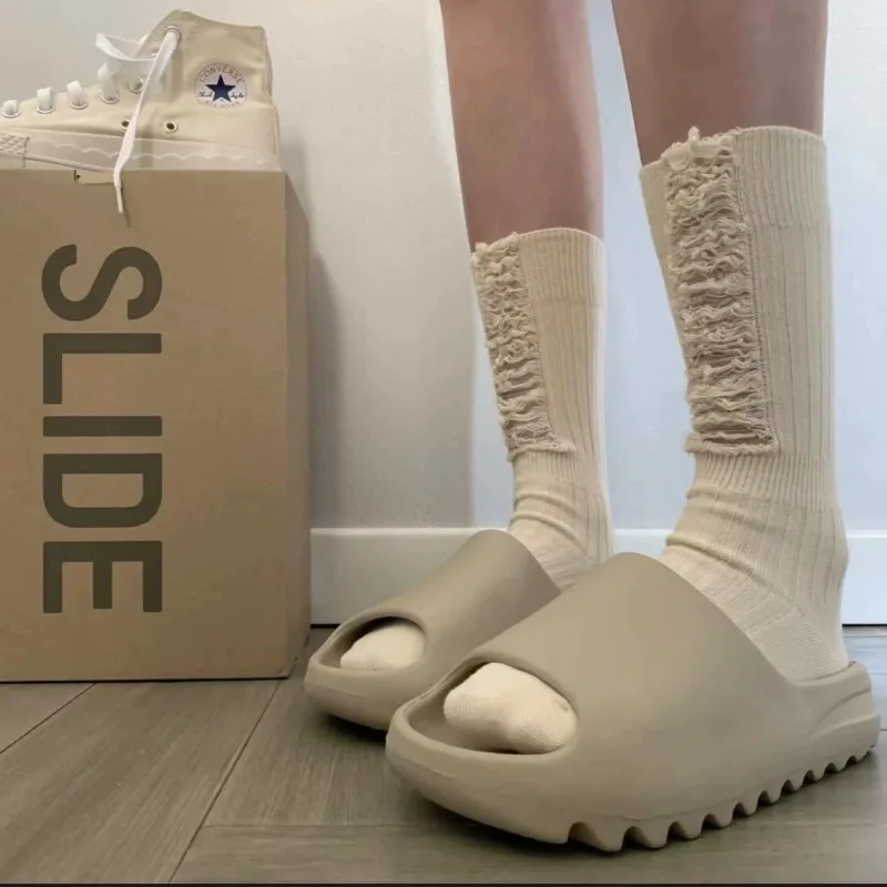 2026 Thick Sole Slippers Men Women Soft Bottom Indoor Home Slides Sandals Light Beach Shoes for Men Platform Slippers Flip Flops