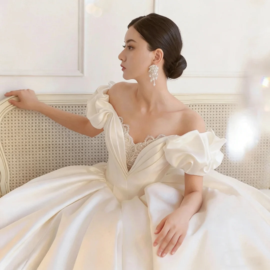 Personalizado fora do ombro querida pescoço manga curta rendas miçangas pérolas plissado cetim vestido de baile vestidos de casamento com trem capela