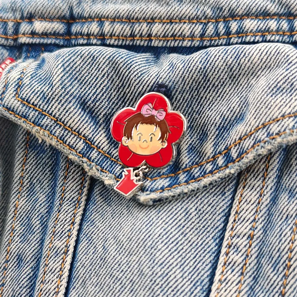 Niedliche Emaille-Pins mit Anhänger, Kawaii-Smile-Girl-Broschen, rote Blumen-Metallabzeichen, Anstecknadel für Rucksack, Jeansjacke, Geschenk. – Detail 6