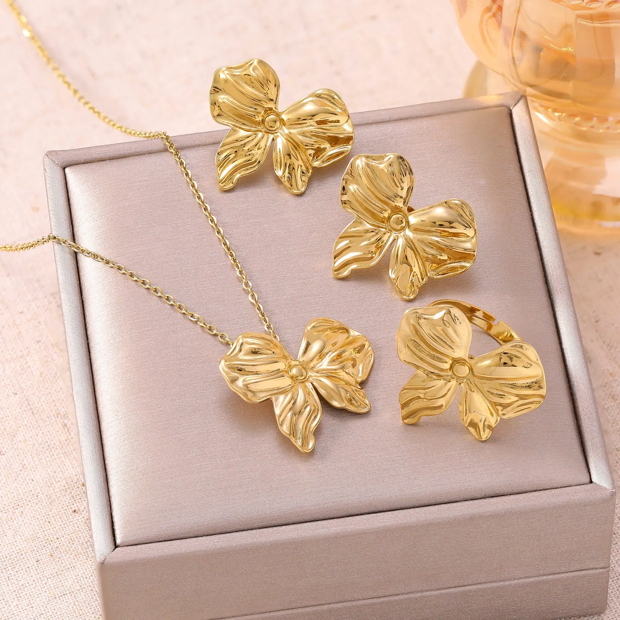 4-teiliges Edelstahl-Schmuckset für Damen: Halskette, Ohrstecker, Ringe, wasserdicht, modisch, für Party, Hochzeit, Geschenk.