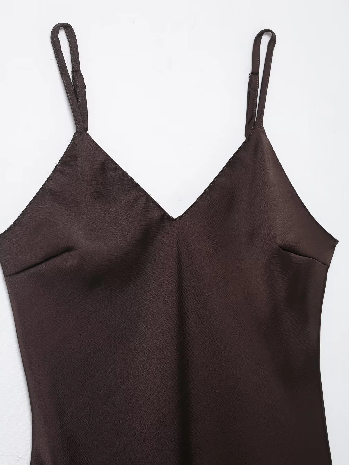 Estilo europeo y americano 2025 invierno nuevo vestido de textura satinada con detalle de encaje asimétrico con tirantes y cuello en V para mujer