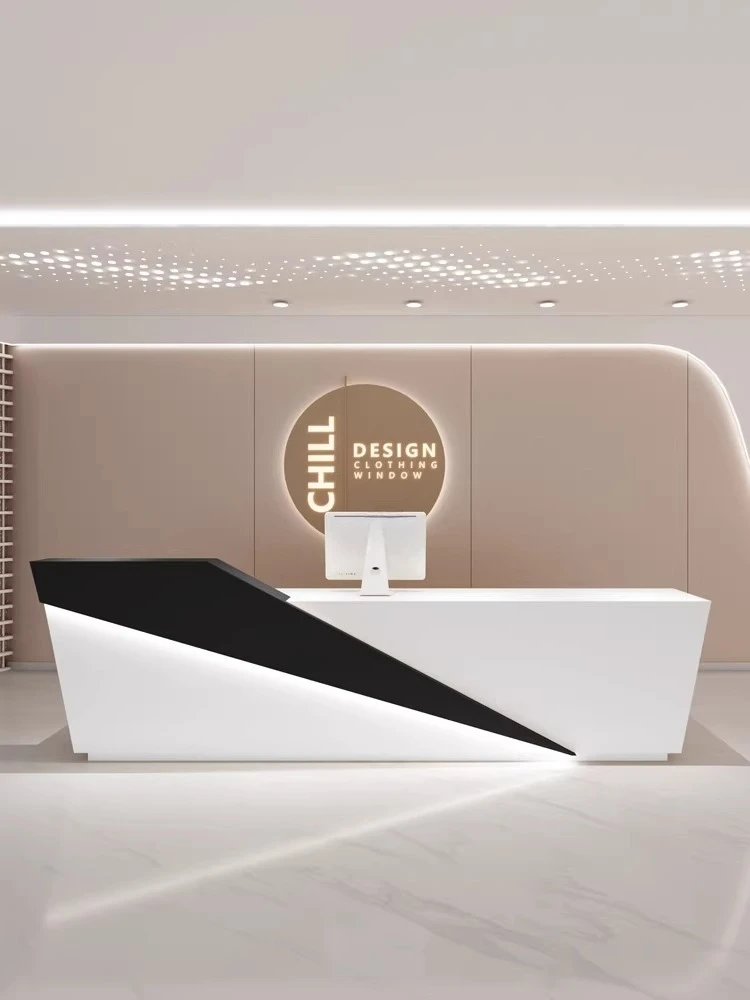 

Простая современная стойка для оплаты в магазине одежды, салоне красоты, баре с красками или на ресепшене.