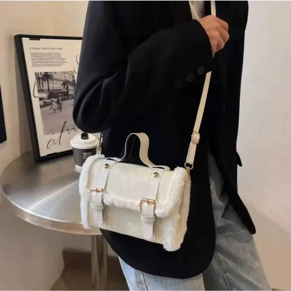 

Leisure Autumn and Winter Lamb Plush Small Bag Women'S New Fashion Messenger Bag Simple Black Square Bag