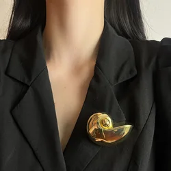 HUANZHI Gold Color Exaggerated Beach Conch Shaped Brooch for Women Girls Marine Animal Design Fashion Glossy Alloy Accessories