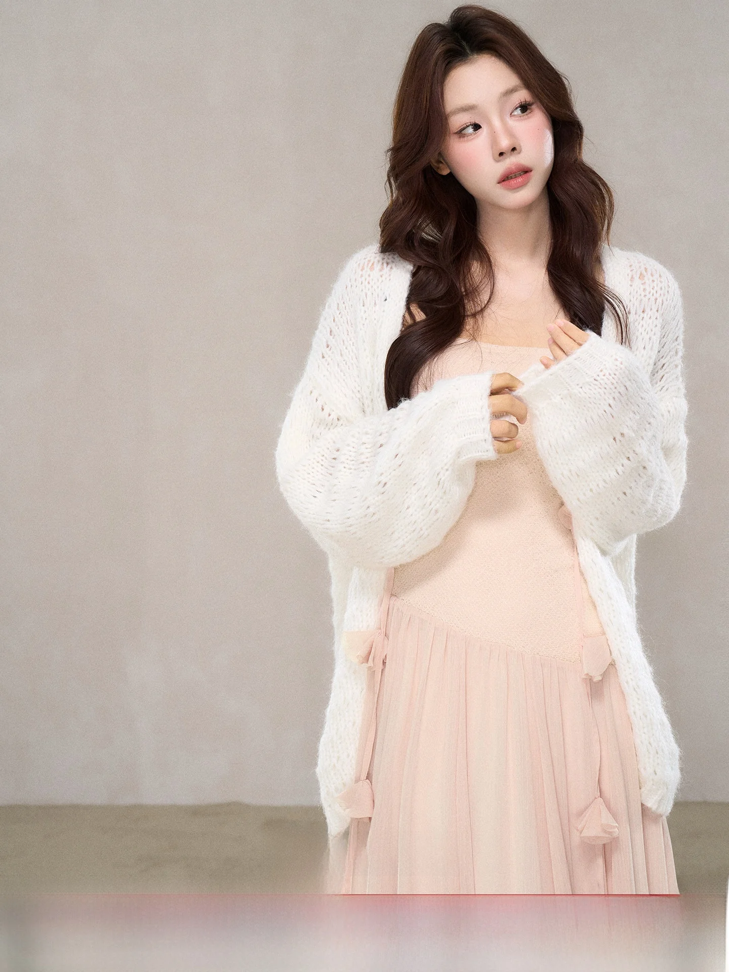 

Женский белый модный свитер с длинными рукавами в стиле кэжуал, осенний сезон 2025, популярный, красивый, из высококачественного материала, с круглым вырезом