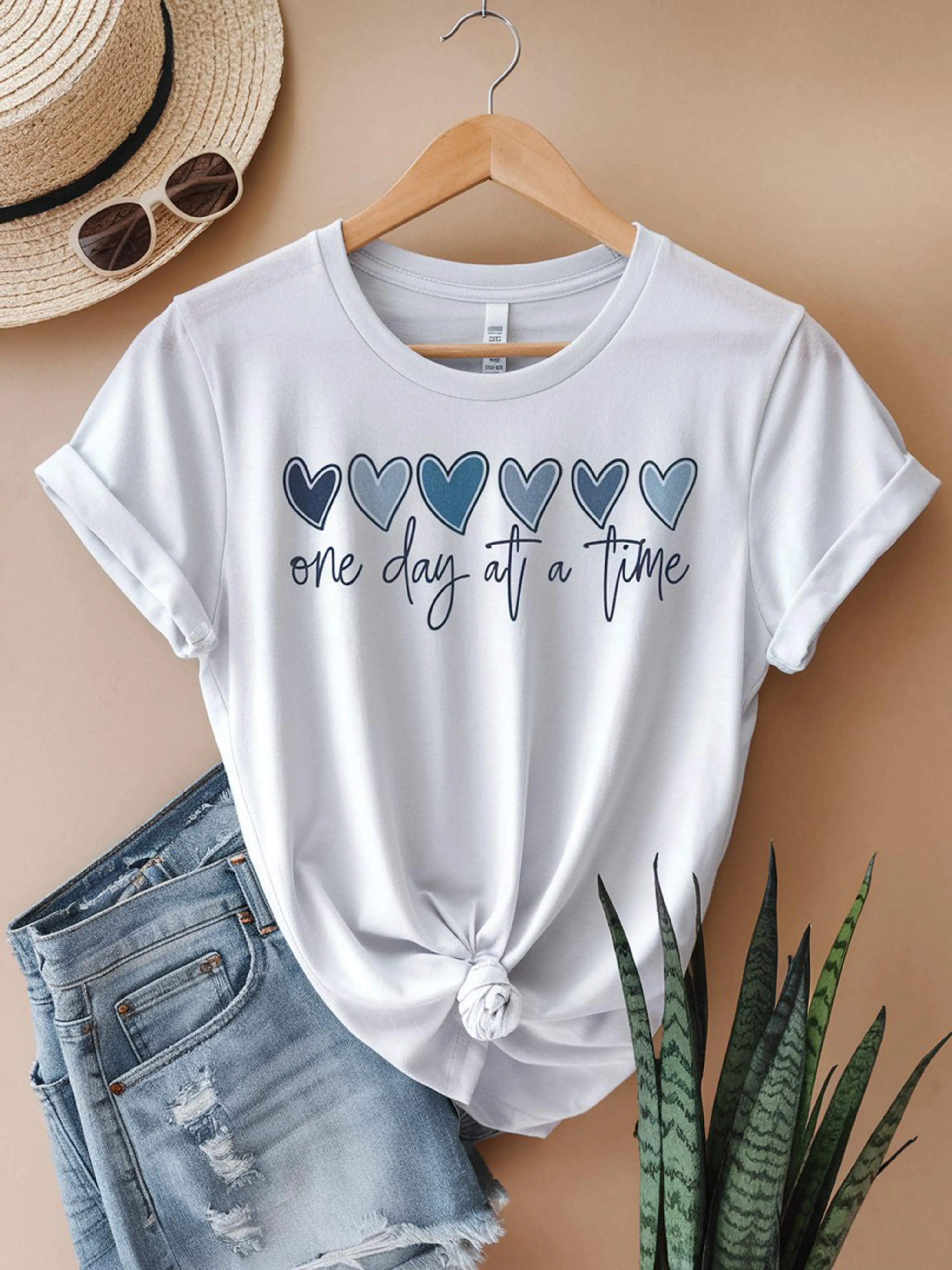 Camiseta de cuello redondo para mujer con estampado de corazón geométrico estilo casual manga corta adecuada para lazer diário