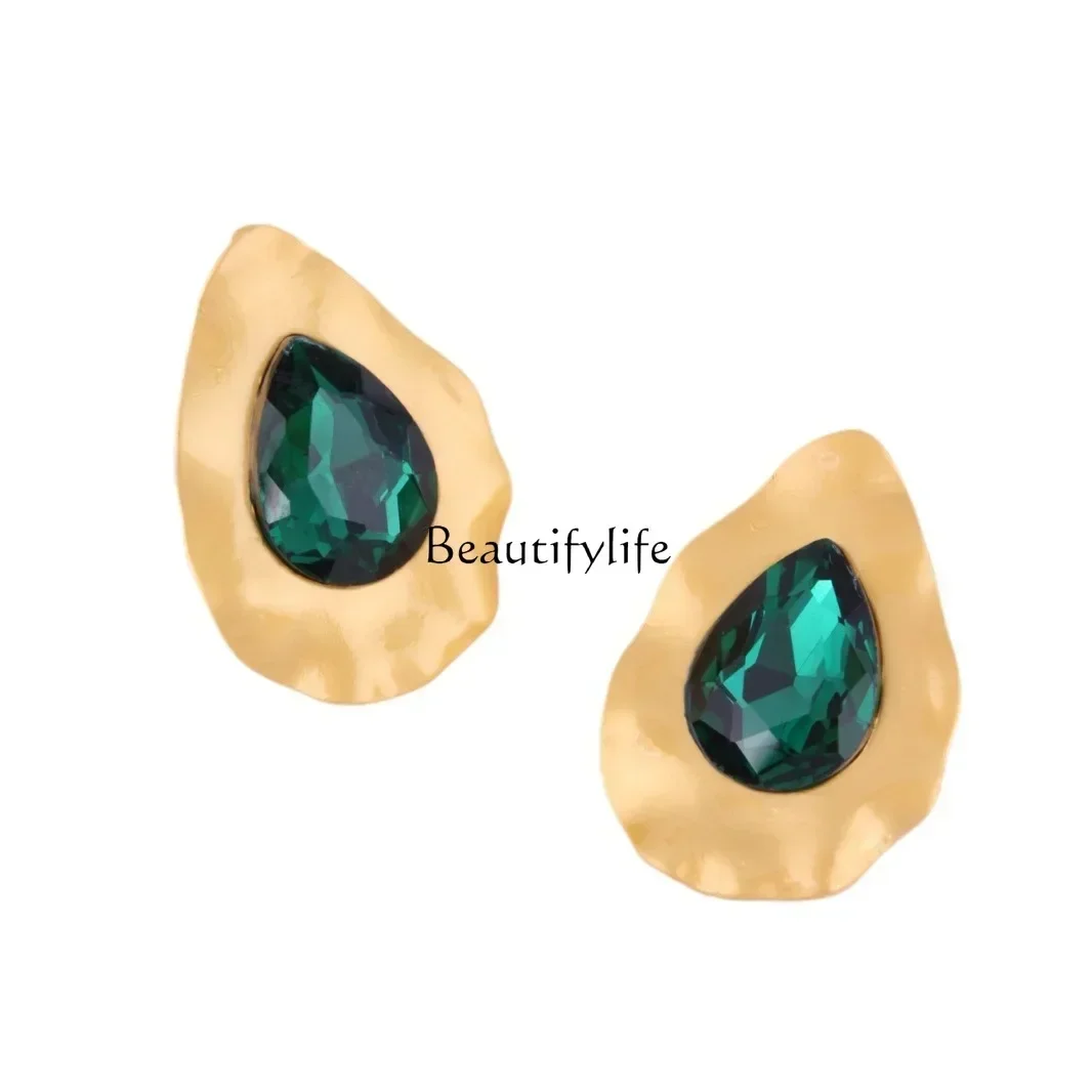 

Vintage earrings with classic retro water droplets for women, featuring a cool and minimalist style