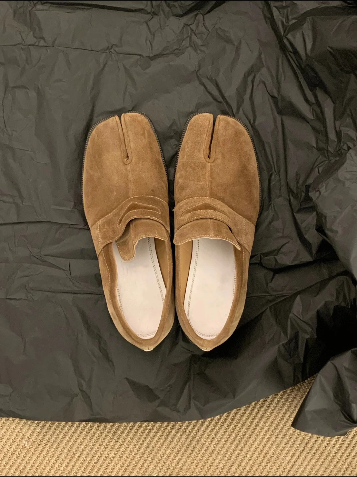 

Women's Tan Suede Split-Toe Mules Slip-On Design Minimalist Silhouette Cozy Casual Style for Daily Wear Relaxed Chic Outfits