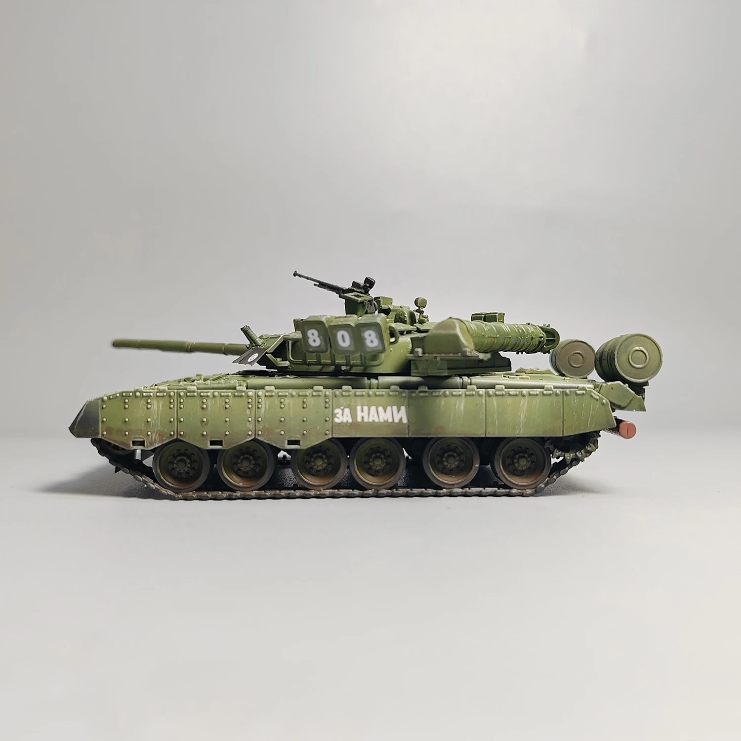 1:72 Scale Plastic Russian T-80UE Main Battle Tank Model Militarized Combat Track Type Classics Adult Gifts Toys Souvenir