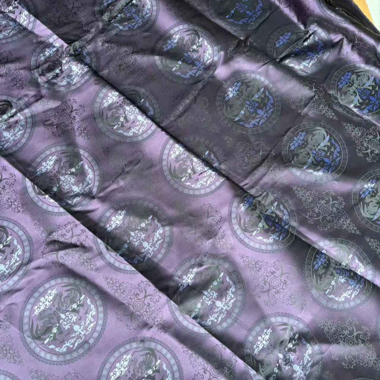 

Шелковая дорога династии Тан 7-го века, восстановленная ткань, групповое гнездо к фениксу, непрозрачная 100% шелковая парча