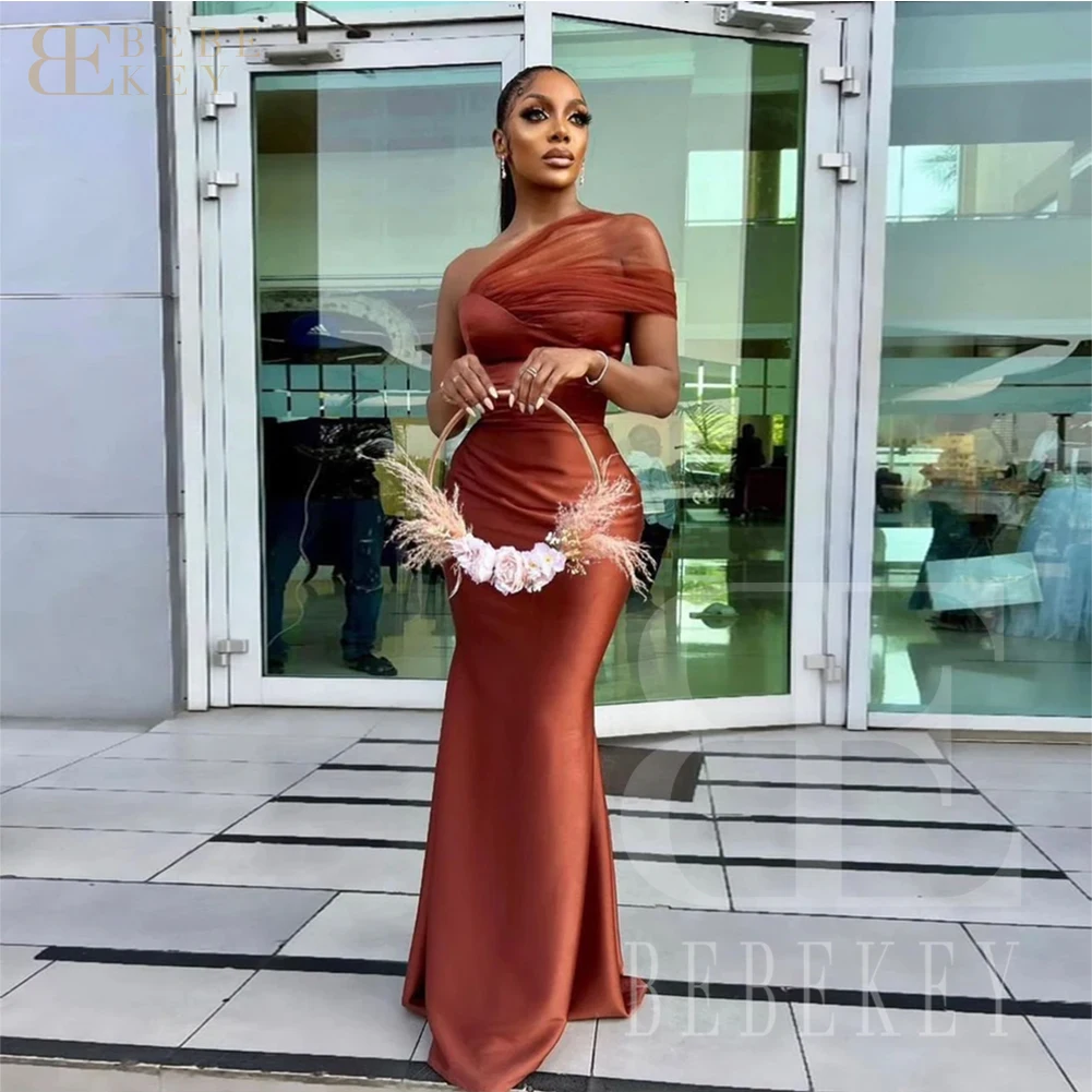 BEBEKEY バーントオレンジサテン ワンショルダー ブライズメイドドレス カスタマイズされたエレガントなウェディングパーティードレス ロングフォーマル女性用服装