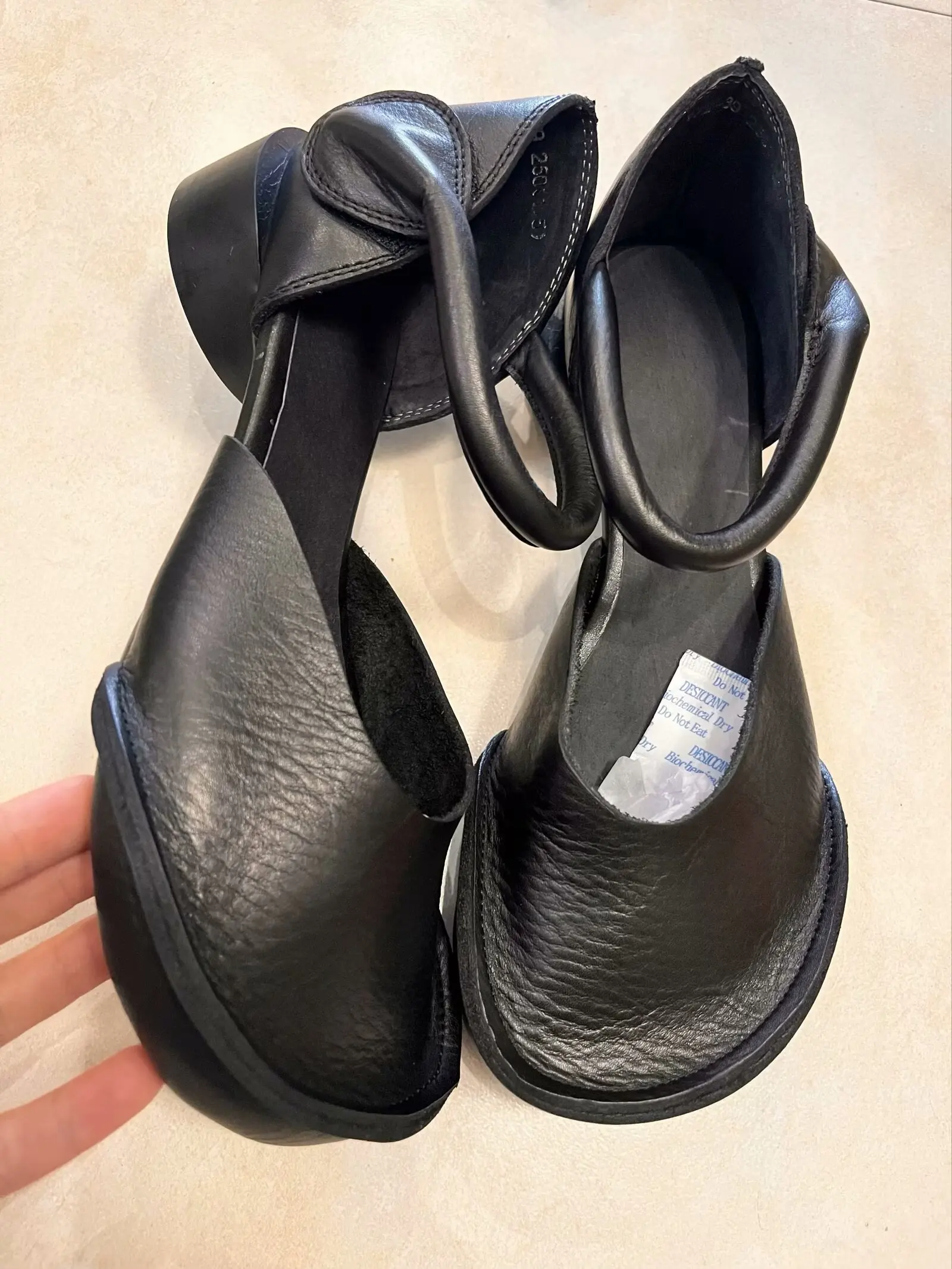 

Birkuir Retro Closed Toe Thick Heel Shoes For Women Genuine Leather Hook Loop Luxury Round Heel Shoes Black Ladies Sandals