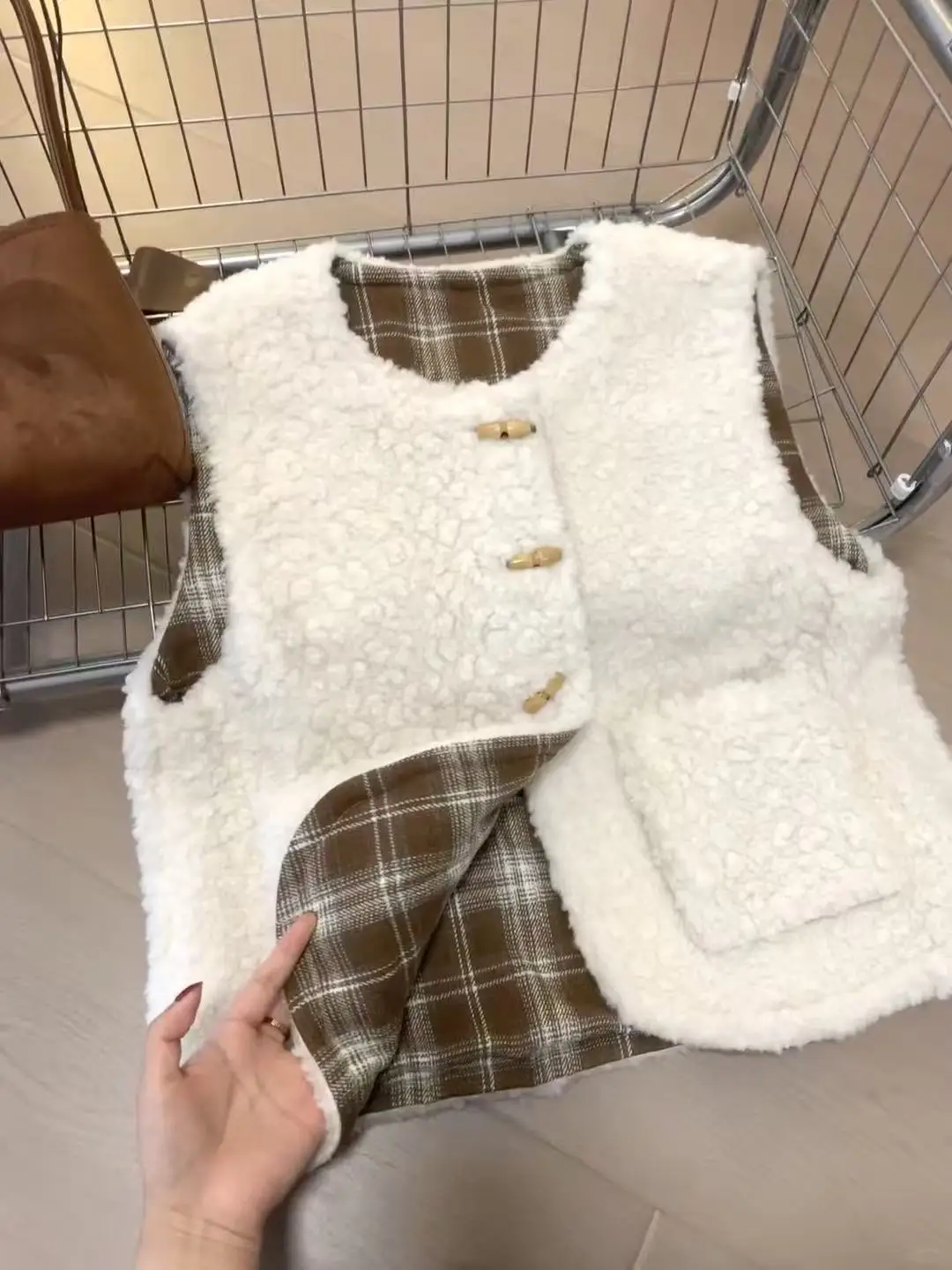 معطف نسائي ناعم ومريح من صوف الحملان لخريف وشتاء 2026، تصميم جديد أنيق متعدد الاستخدامات بكتف واحد