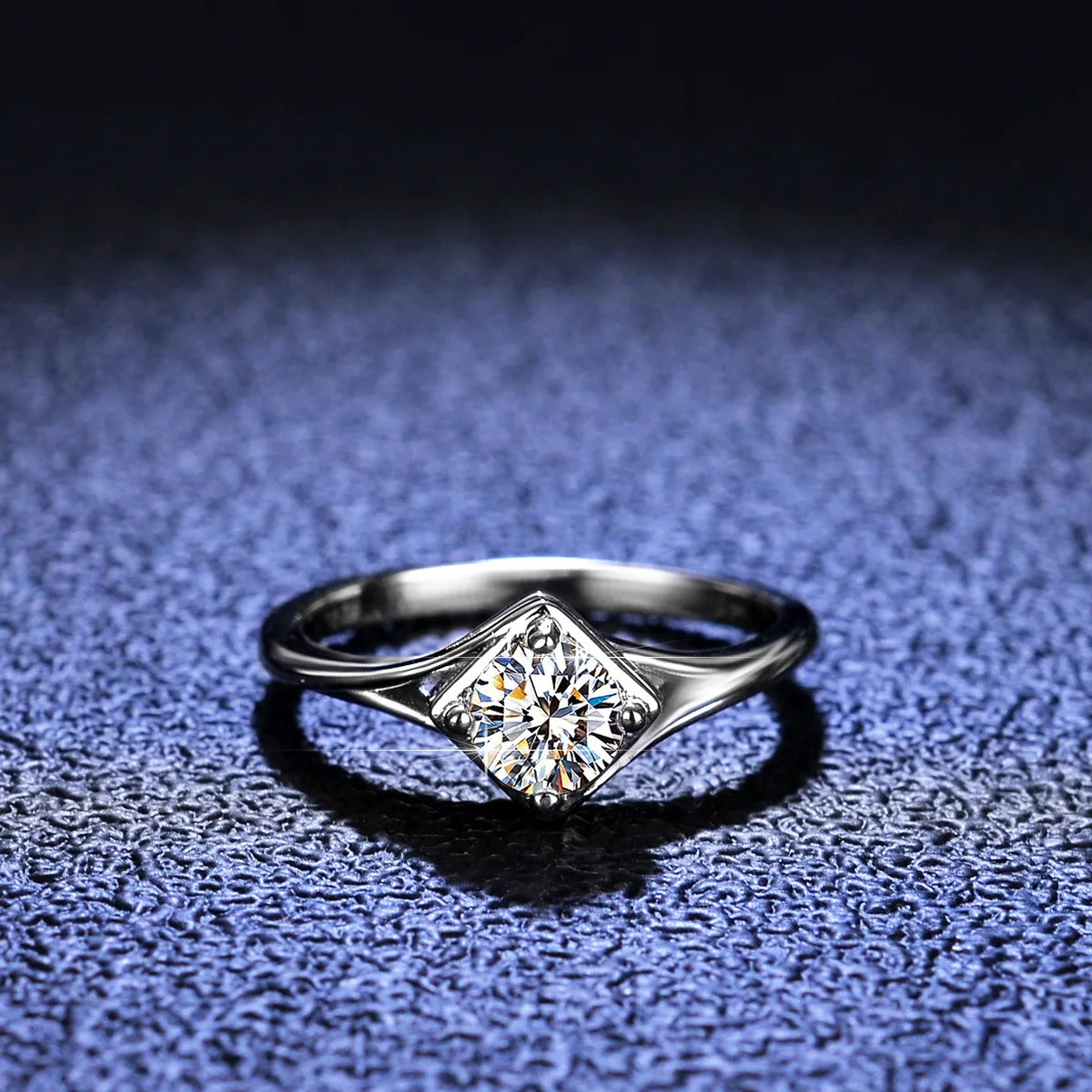 18K Gold Inlaid Moissanit Diamond Ring for Women, 0.5 Carat Four Claw Diamond Ring, Fashionable Platinum PT950 Diamond Jewelry