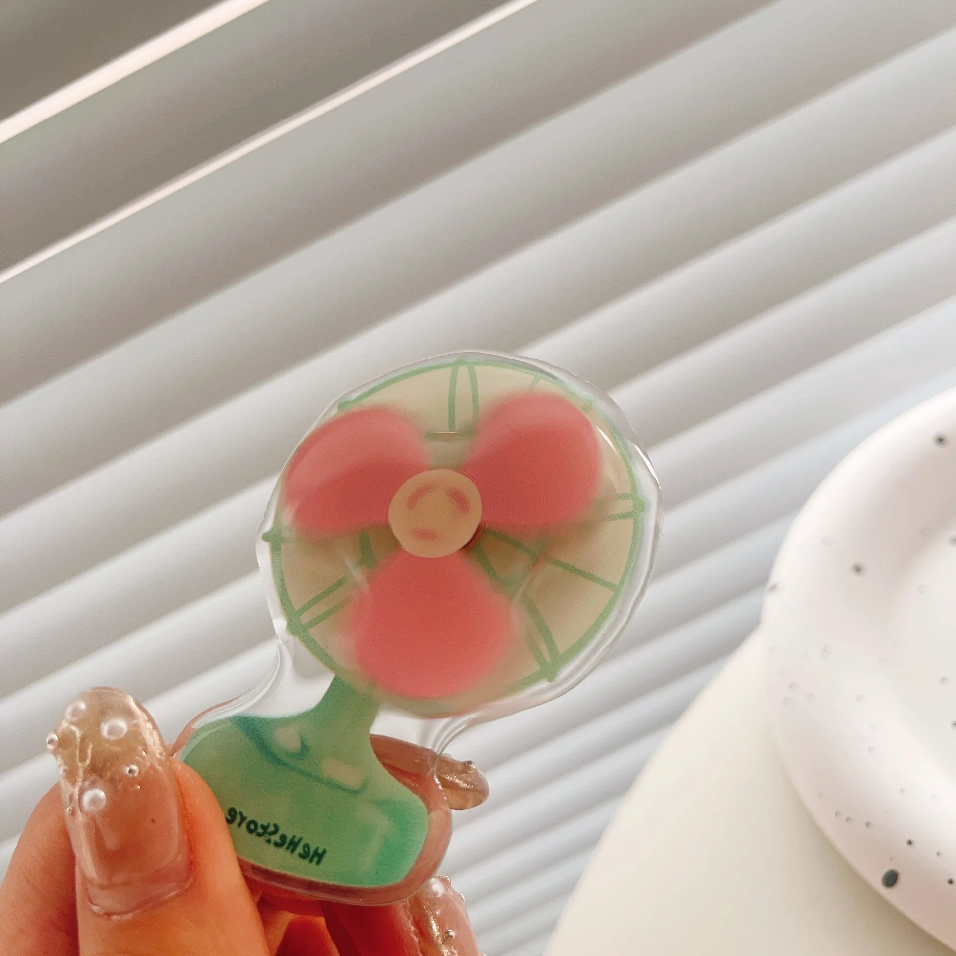 Leuke roterende ventilatorstandaard Geschikt voor elke telefoon Airbagstandaard 3m zelfklevende desktop Lazy Artefact telefoonhouder