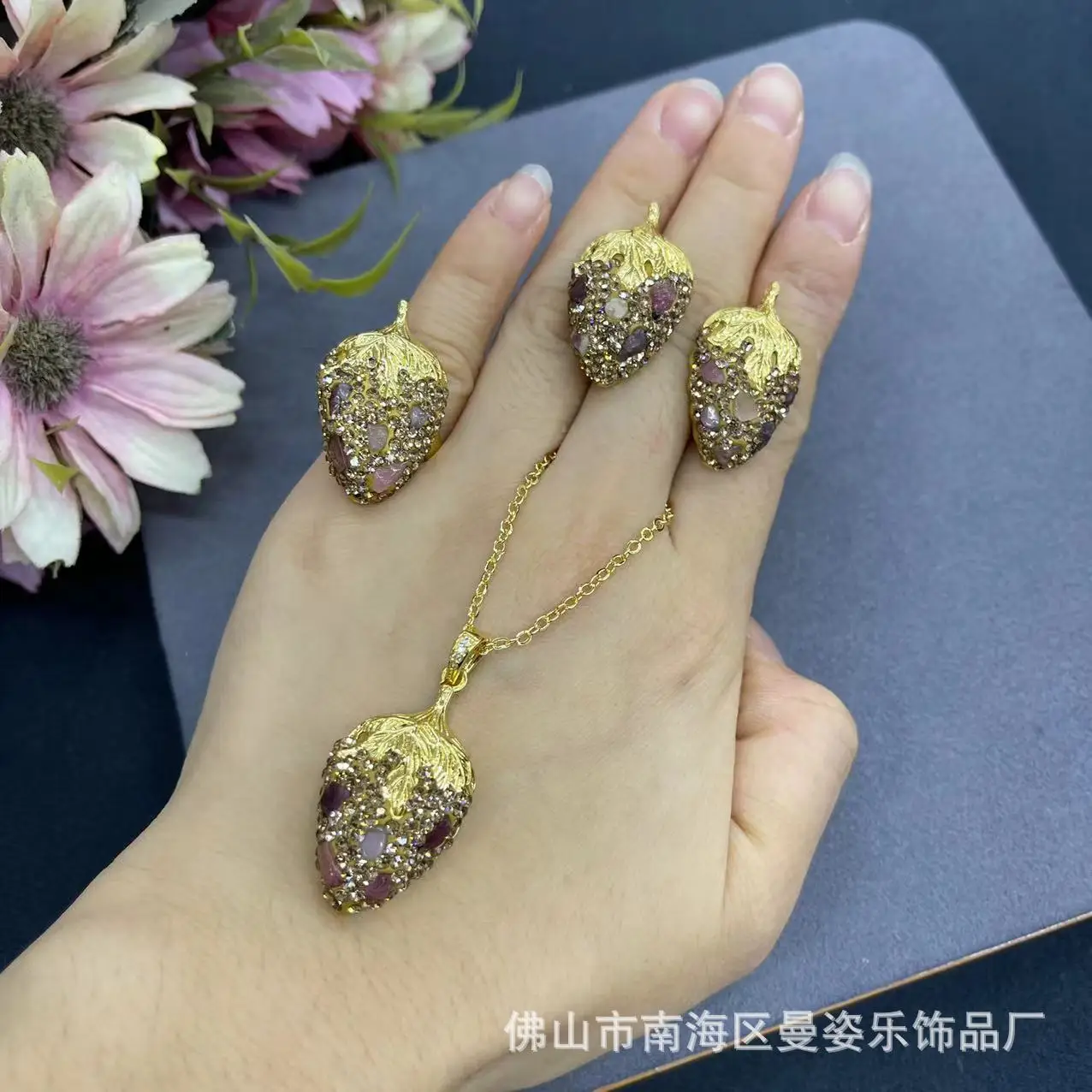 

Ore French vintage strawberry inlaid natural tourmaline rough stone set Douyin pendant necklace earring ring three-piece set
