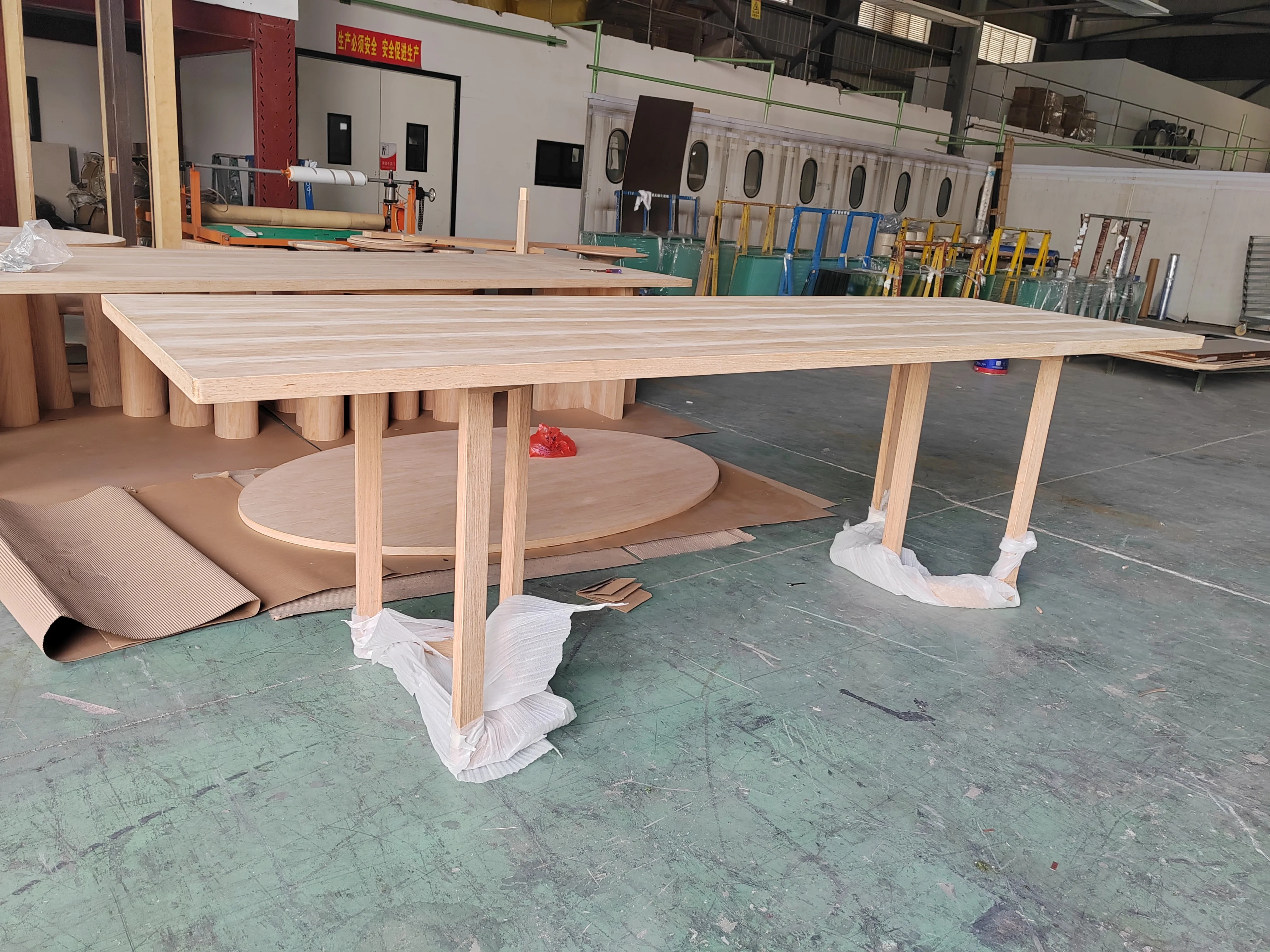 독특한 디자인의 모던 스타일 천연 오크 테이블 다리와 의자 실내외 레저 가구 호텔 거실용