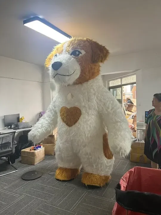 نفخ الكلب زي التميمة أبيض أصفر تضخم الكلب لطيف فروي تفجير وتتسابق لجميع القديسين عيد الميلاد يتوهم الدعائم الطرف