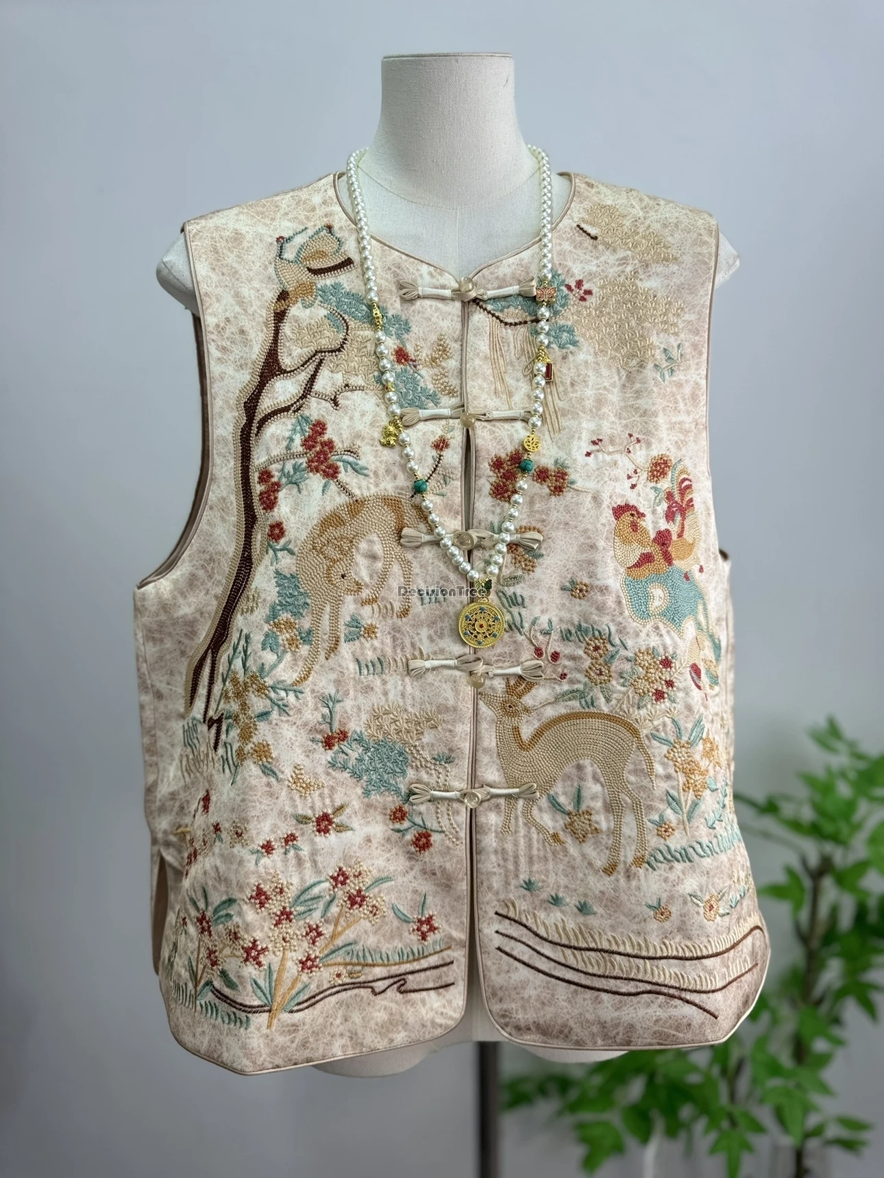 سترة مطرزة على الطراز الوطني الصيني لعام 2025 سترة نسائية للخريف بياقة واقفة بدون أكمام وأزرار شيونغسام سترة بدلة تانغ أنيقة