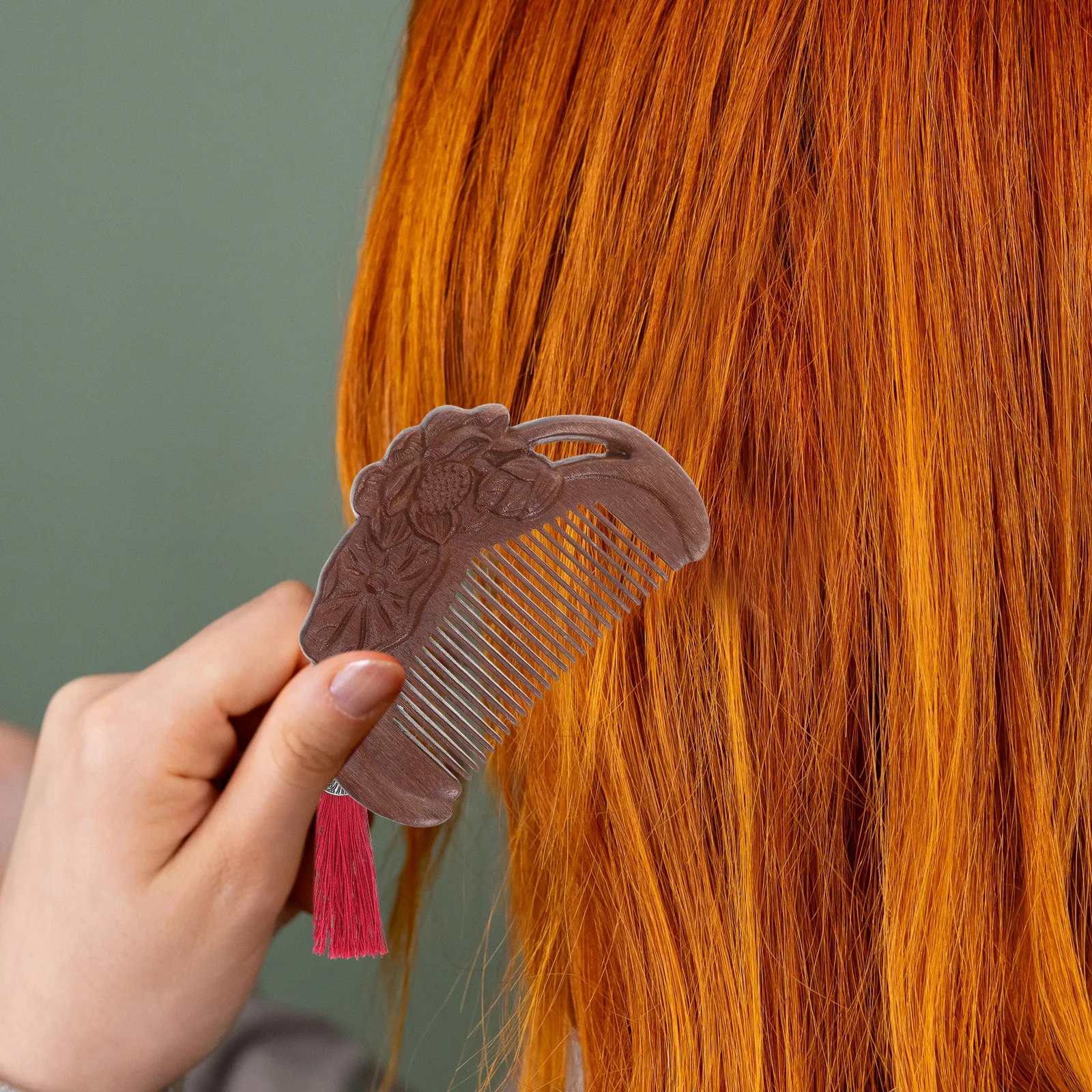 

Расческа из сандалового дерева, деревянная расческа ручной работы с широкими зубьями для женщин и мужчин, винтажная резная расческа для массажа кожи головы, портативный дорожный размер, распутыватель