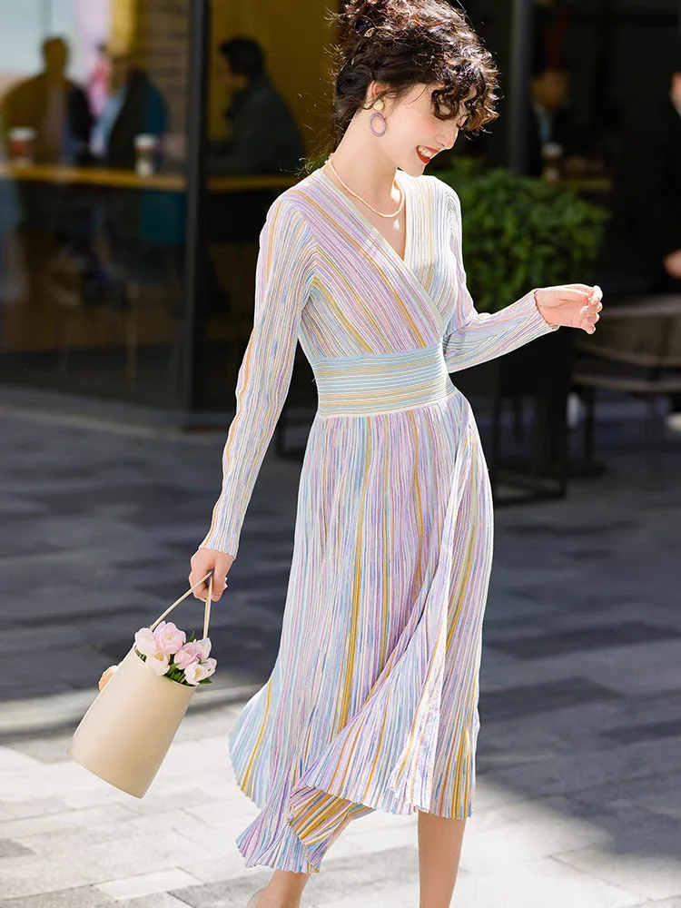 Pastellfarbenes Regenbogen-Gestreiftes Geripptes Strickkleid mit Überschnitt-V-Ausschnitt und Taillenbetonung, Dehnbares Wickelkleid, Romantisch-Chic, Trendig für Alltag und Dates – Detail 7