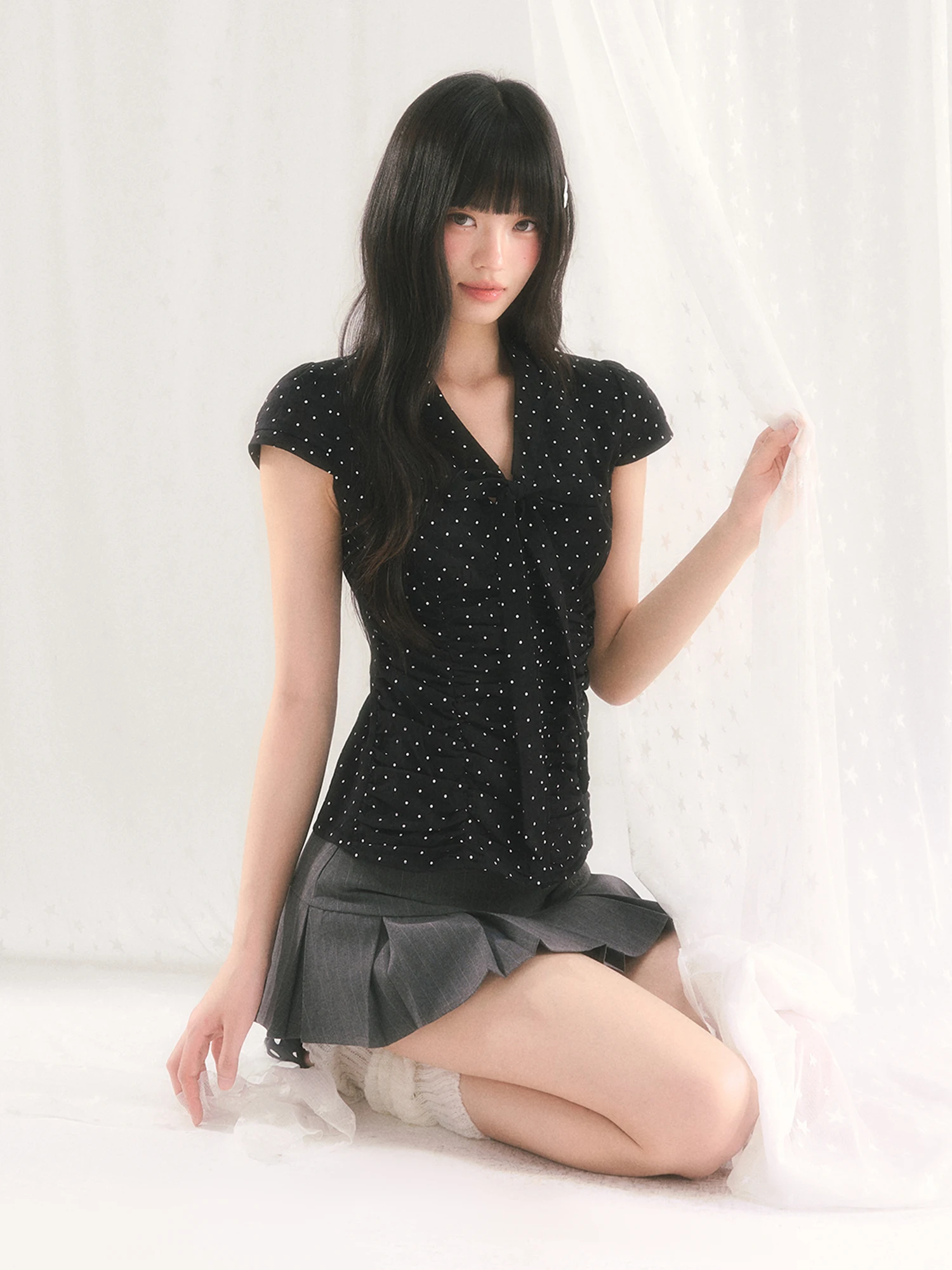 

Женская футболка Weekendhub в корейском стиле с V-образным вырезом, коротким рукавом, в горошек, с бантом, из хлопка, весенняя новинка