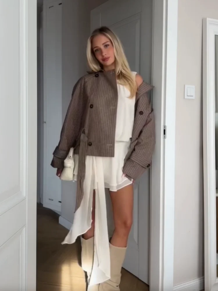 Klassischer karierter kurzer Trenchcoat für Damen, schickes Revers, zweireihig, mit Taillengürtel, langen Ärmeln, Herbst-Windbreaker-Oberbekleidung – Detail 8