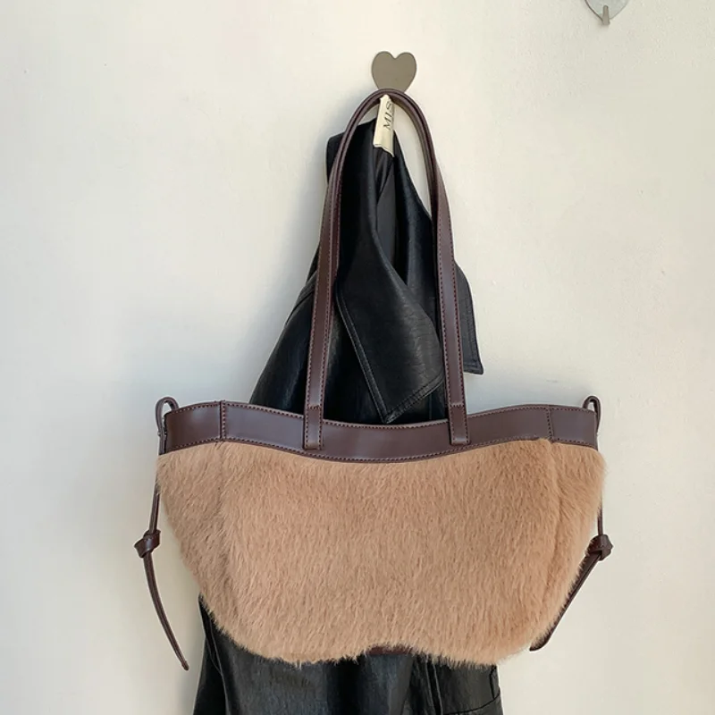 

Luxury Fashion Plush Women's Handbag With Color Blocking High-end Minimalist Commuter Handbag New Versatile Texture Underarm Bag