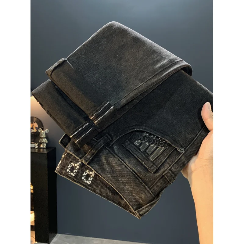 2025年秋新作 メンズ向けファッショナブルなライトラグジュアリーブラックジーンズ ハイエンドメンズ服 ストレッチスリムフィット スモールレッグパンツ