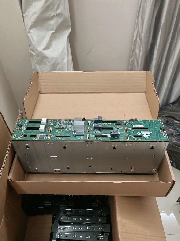 12-bit hard disk cage, supports hot-swappable sas SATA hard disk, with expansion chip
