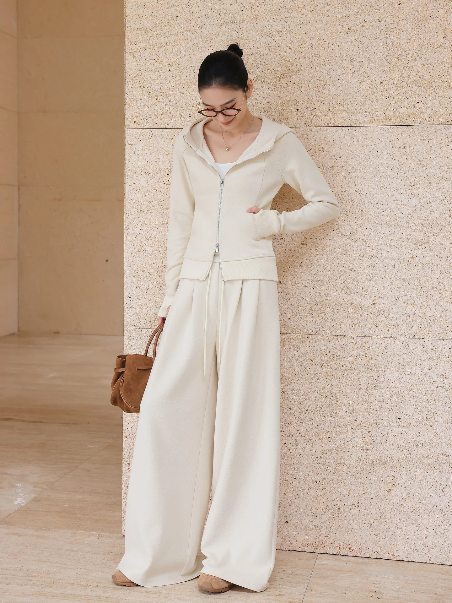 

Комплект JWUNIQUE Cloud Trace Peak: повседневный спортивный костюм из двух предметов (толстовка с капюшоном на двойной молнии и брюки), цвет Milage White, для женщин