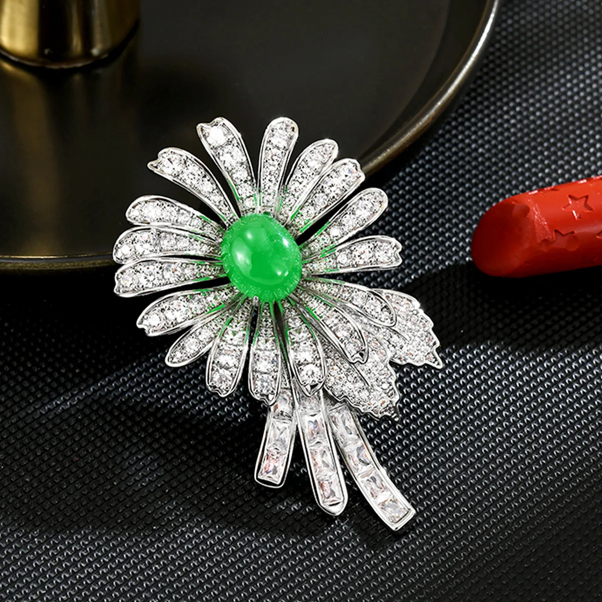 

Elegant Daisy Brooch with Zircon Luxury Flower Lapel Pin for Women Fashion Accessory
