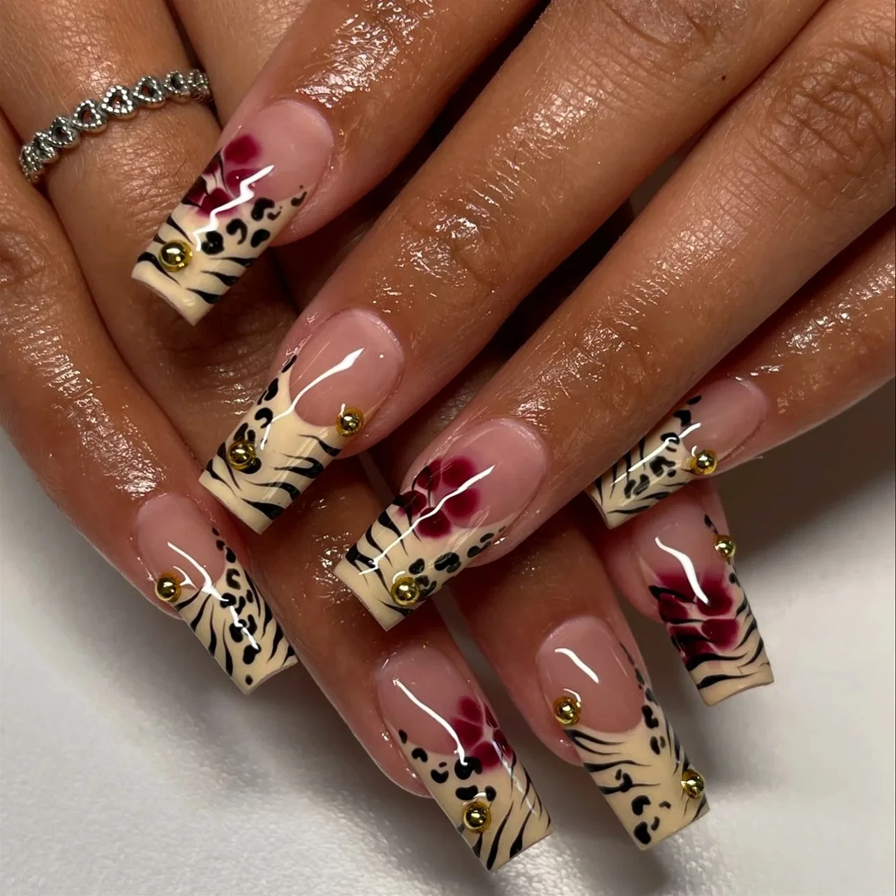 

Charming Brown Leopard Print French Red Halo Dyeing Flowers Fake Nail Art Fashion Detachable Finished False Nails Press on Nails