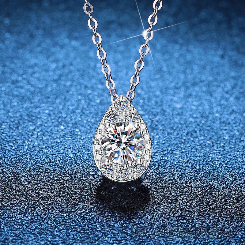 

PT950 Platinum Inlaid 1-carat Moissanite Pendant with Simple Water Droplet Style Collarbone Chain PT950 Imprint for Girlfriend