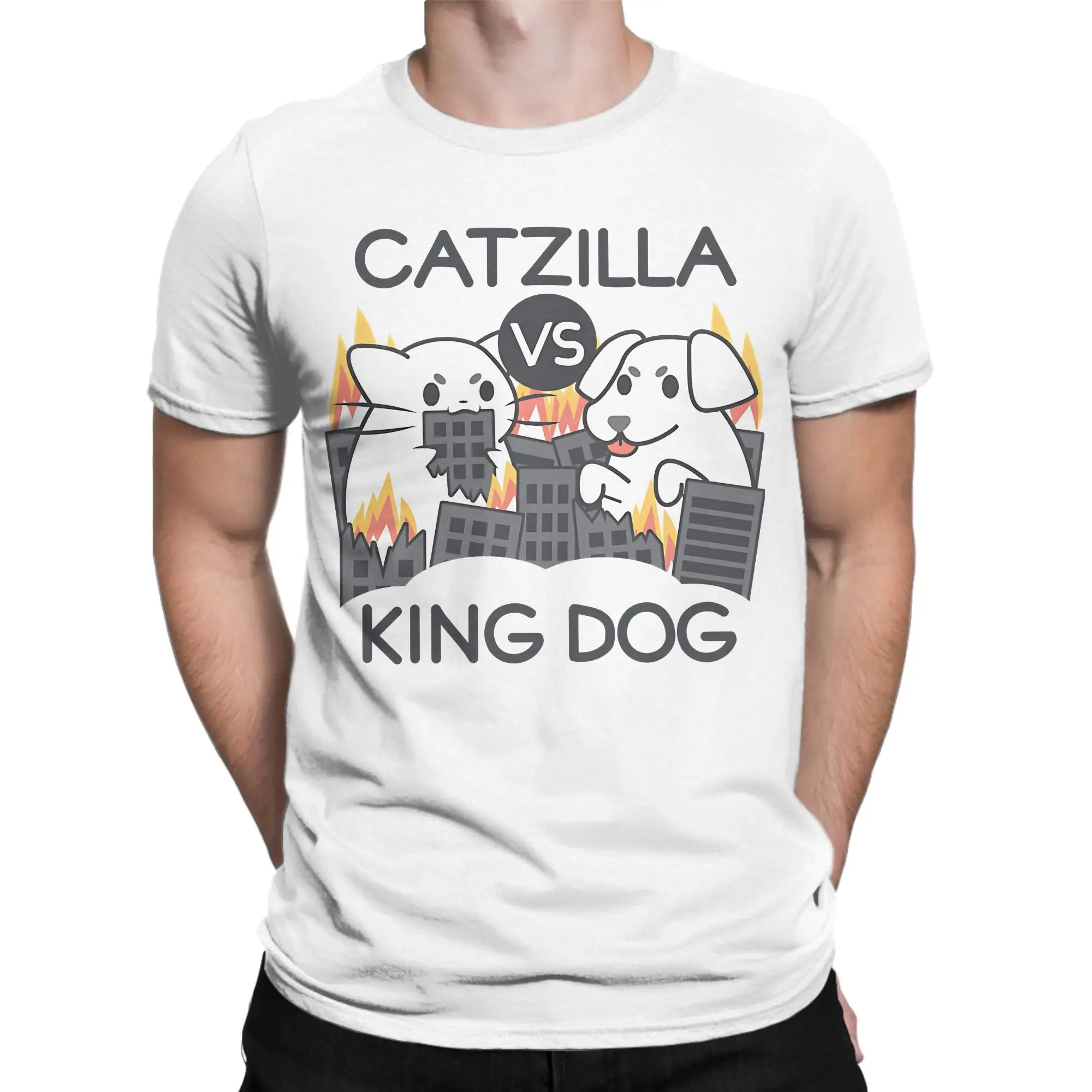 Catzilla vs King Dog لطيف القط تي شيرت الرجال خمر القطن تي شيرت Crewneck قصيرة الأكمام تي شيرت ملابس الكبار