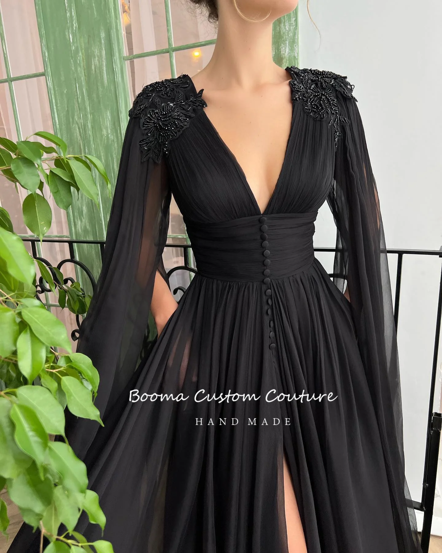 Booma Elegante Schwarz Tiefem V-ausschnitt Chiffon Prom Kleider Lange Cape Sleeves Perlen Appliques Hohe Slit A-Line Maxi Abendkleider