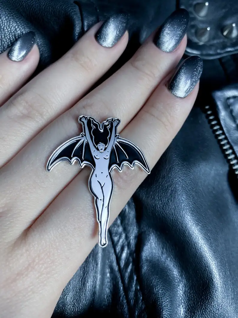 مصاص دماء الخفافيش امرأة الساحرة المينا دبوس هالوين الشيطان القوطية فتاة شارة الظلام الفن بروش لإكسسوارات المجوهرات