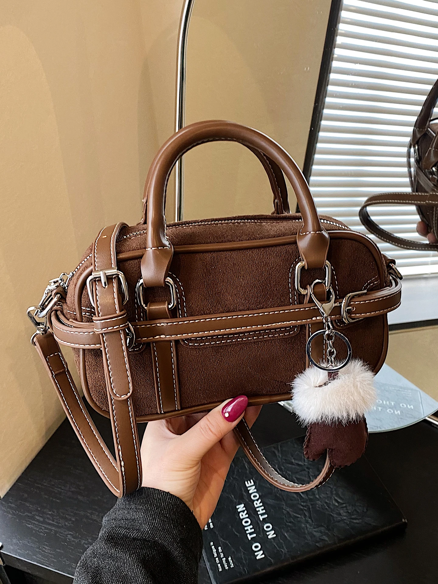 

Retro Women's Crossbody Bag Plu Casual Handbag Pillow aped oulder Bag Soft Handle Winter 2025 American Vintage Sle