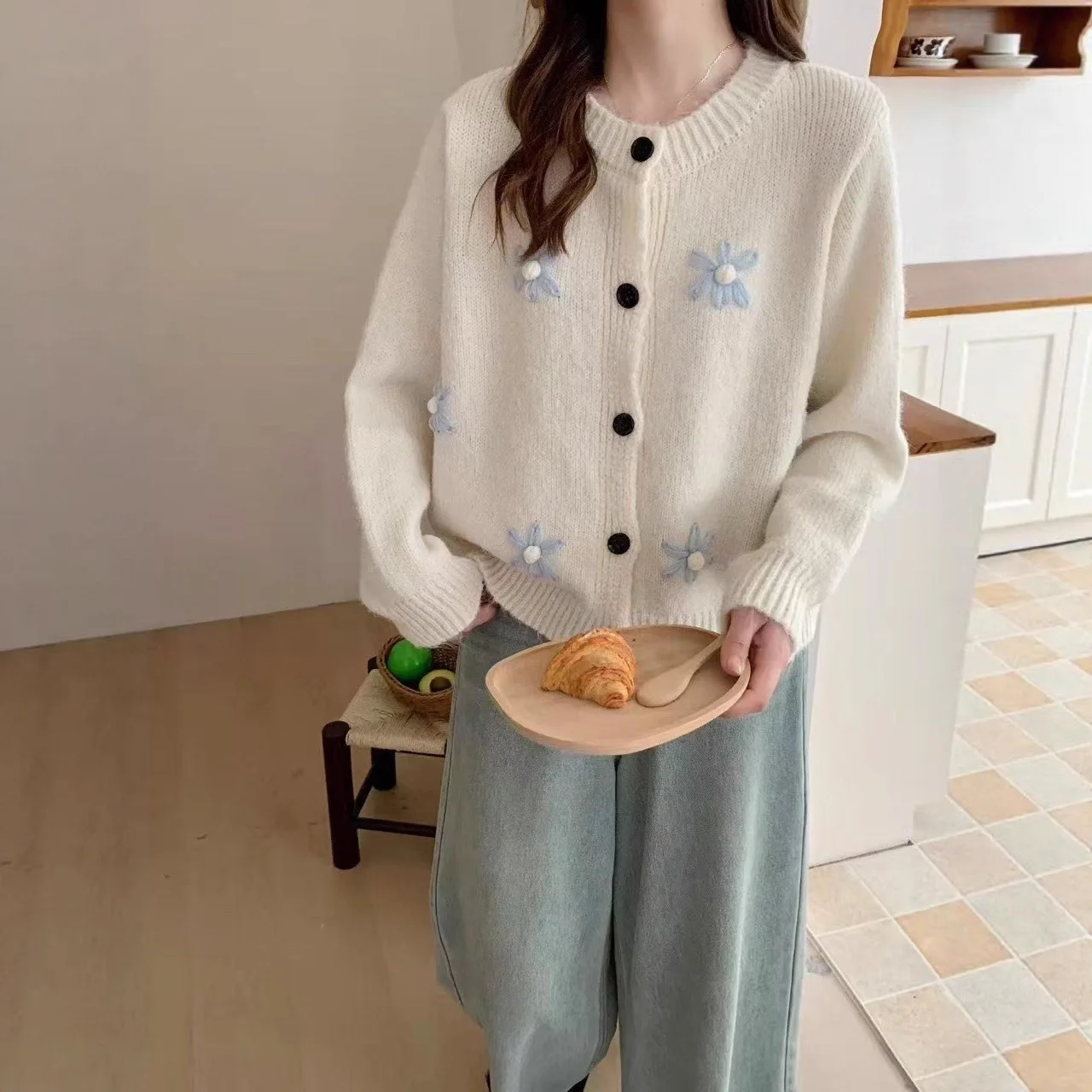 

Korean New Embroidered Sweater for Women in Autumn and Winter 2025 Sweet Wear, High End Knitted Cardigan Coat