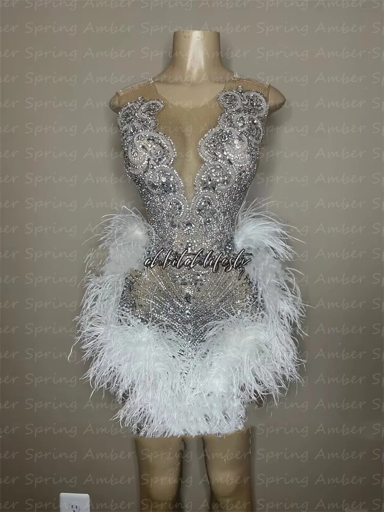 فساتين لحضور الحفلات الموسيقية قصيرة بيضاء مخصصة للفتيات السود الغنيات كريستال حجر الراين ريشة فساتين حفلة عيد ميلاد صغيرة رداء العودة للوطن 2025