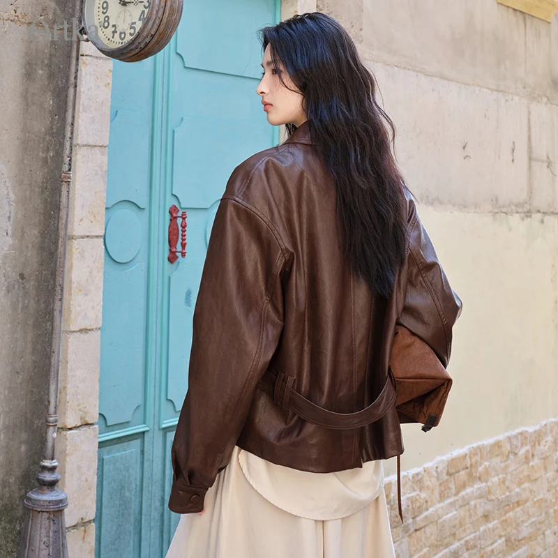 ARTKA 2025 가을 신상 여성 PU 재킷 패션 캐주얼 브라운 재킷 코트 싱글 브레스티드 PU 가죽 재킷 벨트 포함 WA32056Q