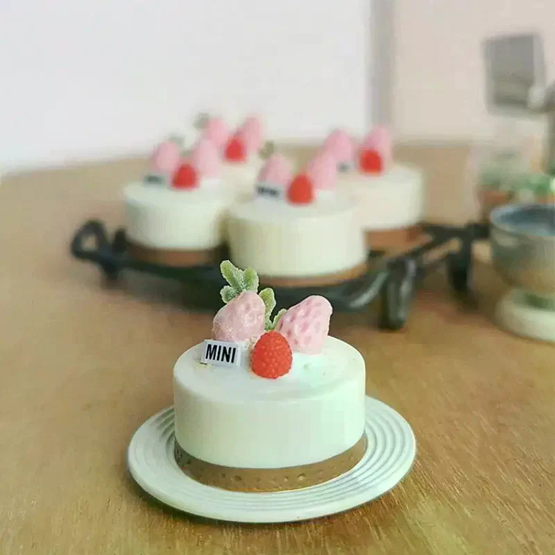 1 pz miniatura casa delle bambole simulazione argilla torta di frutta alla fragola mini modello alimentare per accessori casa delle bambole carino panetteria torta giocattoli
