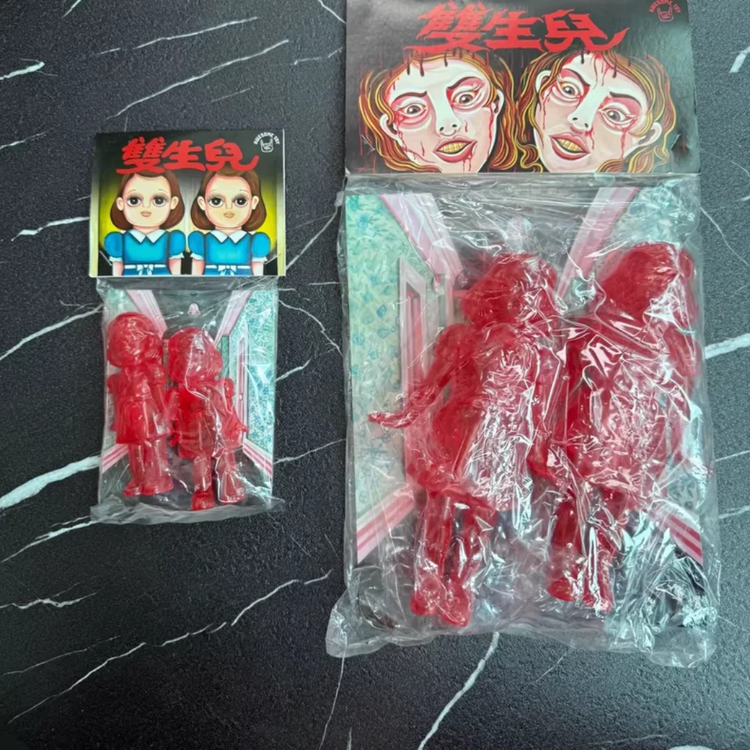 

Совершенно новая игрушка AWESOME The Shining Twins Sofubi — прозрачная фигура, как рисунок, не открытая (поврежденная упаковка)